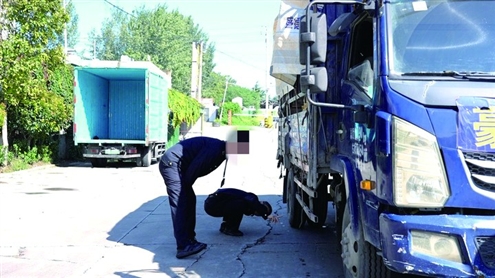 在河南郑州新郑黑豹物流园,执法人员正在检查过往大货车的污染控制装置。(2025年9月24日摄)。